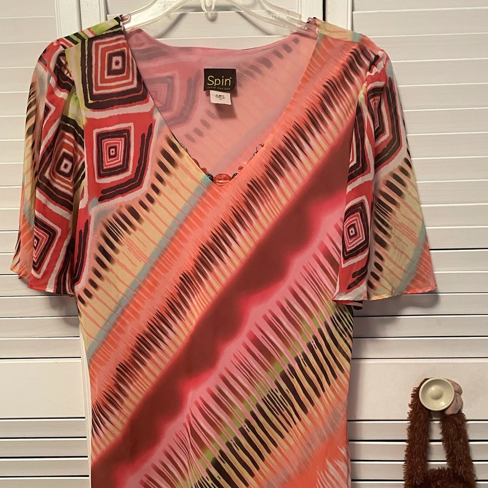 Abstract print short sleeve top with attached beaded necklace size 15 Junior